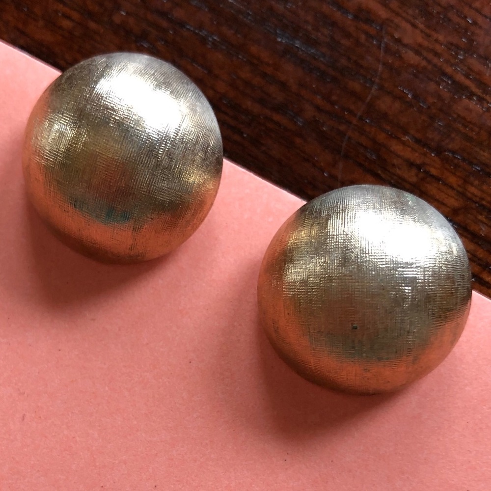 Golden orb vintage clip-on earrings / goldtone / round